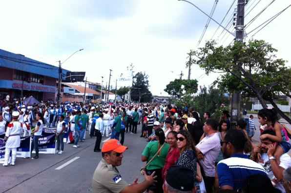 Muitas pessoas aguardam o desfile cvico que acontecer na Mascarenhas de Moraes. Foto: Jailson da Paz/DP/D.A Press - 