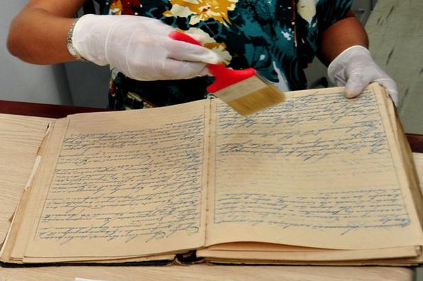  Documentos so restaurados na Cmara de Vereadores de Igarassu.  - Julio Jacobina/DP/D.A Press