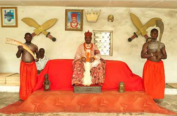 O fotgrafo nigeriano George Osodi registrou imagens inditas dos reis da Nigria. Nesta imagem, o monarca Oharisi III, rei de Ughelli, no sul do pas. Foto: George Osodi.  - 