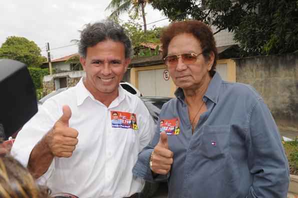 Aos 70 anos, o cantor Reginaldo Rossi faleceu nesta manh. Em 2008 ele foi candidato a vereador em Jaboato. Na foto tirada por Edvaldo Rodrigues o Rei pousa ao lado do deputado Paulo Rubem Santiago. - ()