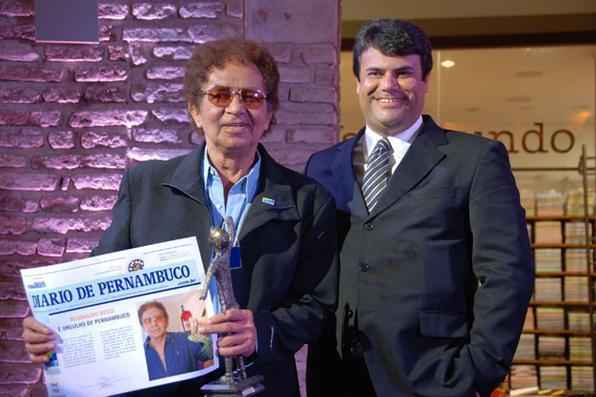 O diretor de Comercializaao dos Diarios Associados PE, Alano Vaz, entrega o prmio Orgulho de Pernambuco 2008 a Reginaldo Rossi. Foto Ceclia de S Pereira/DP/D.A Press/Arquivo - ()