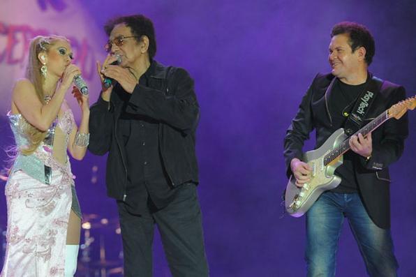 Joelma e Chimbinha, da Calypso, convidam Rossi, uma das influncias artsticas da banda, para gravao do stimo DVD, em Braslia. Eles cantaram No posso negar que te amo. Amado Batista tambm foi convidado. Foto: Calypso/Divulgao
 - ()