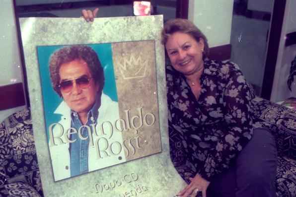 Celeide Neves, esposa do cantor Reginaldo Rossi, com capa de disco do marido, em 2000. Foto: Roberto Pereira/Esp. DP/D.A Press - ()