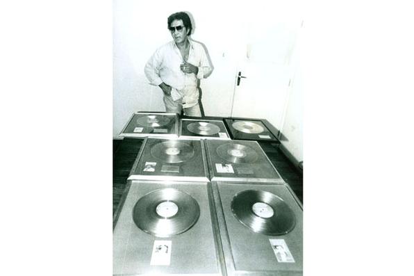 Reginaldo Rossi mostra a coleo de prmios de vendas de discos, em 1991, ainda antes de Garom estourar nacionalmente. Foto: Arquivo/DP/D.A Press - ()