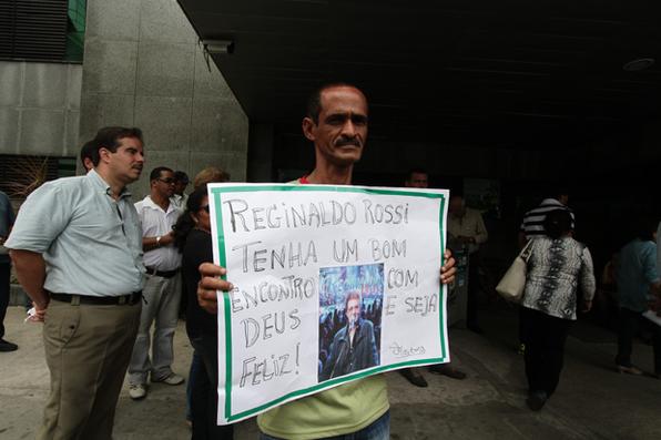 Fs se despedem do Rei Rossi na frente do hospital Memorial So Jos. Foto: Alcione Ferreira/DP/D.A Press - ()
