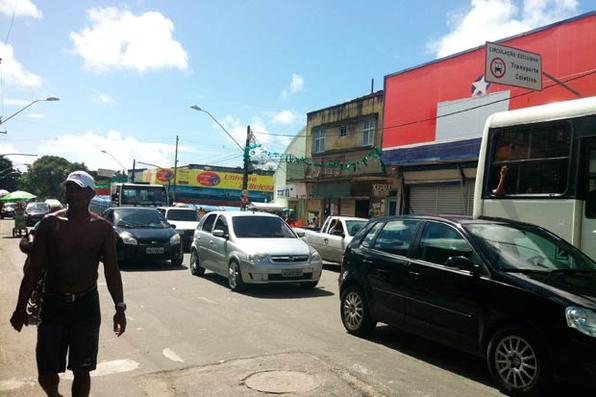 Saques, assaltos e arrombamentos de lojas no Recife e Regio Metropolitana. Foto de leitor enviada pelo WhatsApp - 