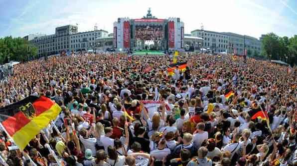 Festa nas ruas de Berlim com a chegada da Seleo campe. Foto: AFP Photo/FIFA - 