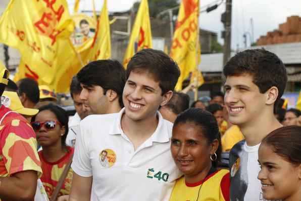 Filhos de Eduardo Campos participam de caminhada de Paulo Cmara em Abreu e Lima - Rapha Oliveira/Esp.DP/D.A. Press