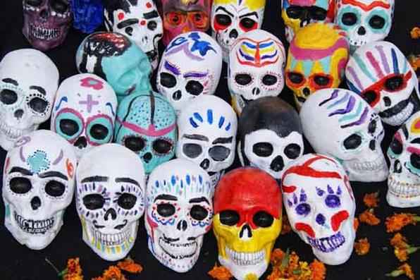 Tradicional celebrao do Dia dos Mortos no Mxico, com oferendas aos estudantes desaparecidos, como pes, frutas, caveiras de chocolate e acar. Foto: Leandra Felipe/Agncia Brasil - 