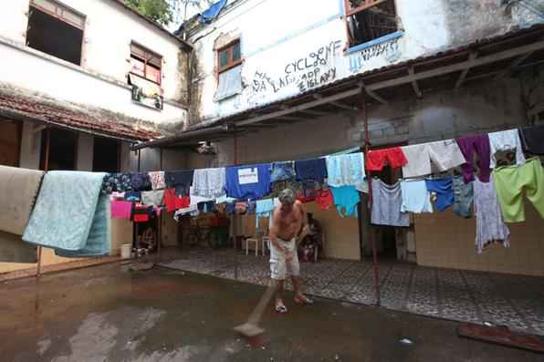 Sem acesso a gua, energia e saneamento bsico, mais de cem mil pessoas encontram-se em situao de extrema pobreza no Recife Foto: Teresa Maia/DP/D.A Press - Foto: Teresa Maia/DP/D.A Press