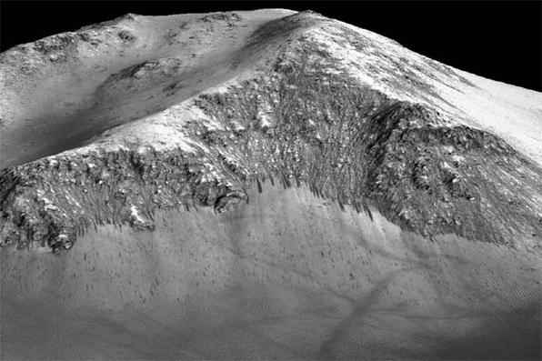 Crregos de gua salgada foram encontrados nas encostas de montanhas marcianas. Fotos: Nasa/Universidade do Arizona - 