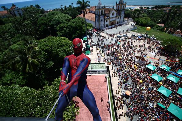 Entre os personagens mais aguardados pelos folies foram o Homem Aranha e o Super Nando Reis. Foto: Paulo Paiva/DP - 