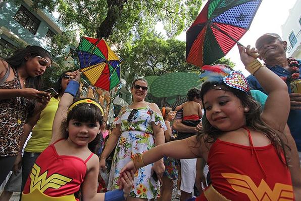 As pequenas mulheres maravilhas marcando o passo do frevo no Recife Antigo. Foto: Roberto Ramos/DP - 