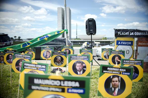 O movimento Vem Pra Rua realiza ao em frente ao Congresso Nacional em defesa do impeachment da presidente Dilma Rousseff  Foto: Marcelo Camargo/Agncia Brasil - 