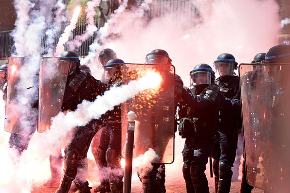 Policiais entram em confronto com manifestantes em uma manifestao tradicional do Dia do trabalhador, em Paris. FOTO: AFP PHOTO / MIGUEL MEDINA  - 