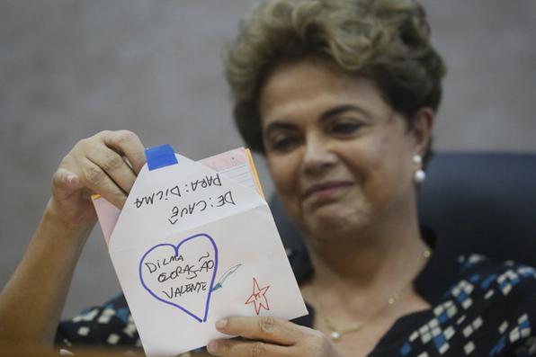 Presidente afastada Dilma Rousseff recebe carta de criana durante Ato Mulheres pela Democracia contra  Violncia,  em Recife. Foto: Rafael Martins/ DP. - 