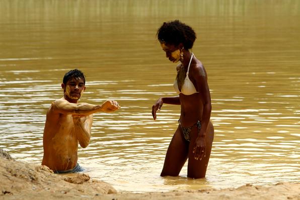 A srie Rota Pernambuco traz um roteiro das belezas do estado. Na foto, banho de argila na Praia de Itapuama. Foto: Peu Ricardo/Esp. DP - 