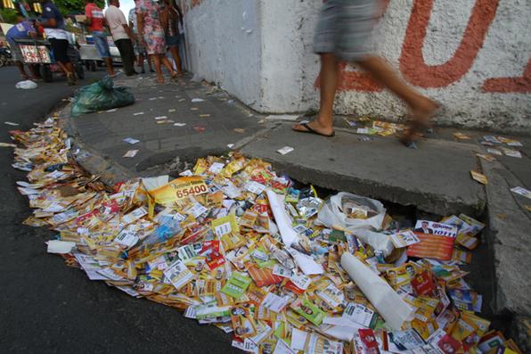 Lixo eleitoral no bairro do Arruda. Foto: Rafael Martins/Esp. DP - 