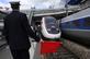 O novo TGV (Trem de Alta Velocidade) chega  estao ferroviria de Rennes no final da rota inaugural da linha entre Paris e Rennes. Foto: AFP PHOTO / Fred TANNEAU. - 