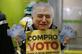 Ativistas da Avaaz usam mscaras do presidente Michel Temer e placas de ''Compro Voto'', ''distribuindo'' emendas oramentrias e dinheiro a deputados que voltavam do recesso parlamentar no  Aeroporto de Braslia. Foto: DIDA SAMPAIO/ESTADO CONTEDO - 