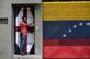Homem fica na entrada da casa do lder da oposio venezuelano Leopoldo Lopez em Caracas, pouco mais de uma hora depois de ser levado pelo servio de inteligncia. Foto: AFP PHOTO / Ronaldo SCHEMIDT - 