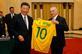 Presidente Michel Temer, recebe camisa da seleo brasileira do Presidente Repblica Popular da China, Senhor Xi Jinping. Foto: Beto Barata/PR. - 