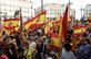 As pessoas agitam bandeiras espanholas durante uma manifestao contra um referendo sobre a independncia para a Catalunh, em Madri. / AFP PHOTO / JAVIER SORIANO - AFP PHOTO / JAVIER SORIANO