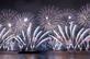 Fogos de artifcio explodem no porto de Victoria durante as celebraes de Ano Novo em Hong Kong. Foto: AFP PHOTO / DALE DE LA REY. - 