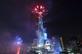Os fogos de artifcio iluminam o cu sobre a Torre do Mundo de Lotte, um prdio de 123 andares e 1821 ps (555 m), depois da meia-noite durante um evento de contagem regressiva para celebrar o Ano Novo em Seul, Coreia do Sul. Foto: AFP PHOTO / JUNG Yeon-Je. - 