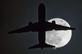 Um avio voa na frente de uma ''super lua'' em sua aproximao ao aeroporto de Londres Heathrow. Foto: AFP PHOTO / Justin TALLIS. - 