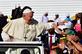 O papa Francisco abenoa uma criana ao chegar para liderar a missa para cerca de 170.000 catlicos no estdio Zayed Sports City, em 5 de fevereiro de 2019. Foto: Giuseppe CACACE / AFP. - 
