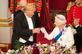 Rainha Elizabeth II da Gr-Bretanha levanta uma taa com o presidente dos EUA, Donald Trump, durante um banquete no salo de baile no Palcio de Buckingham, no centro de Londres, em 3 de junho de 2019. Foto: Dominic Lipinski / POOL / AFP. - 