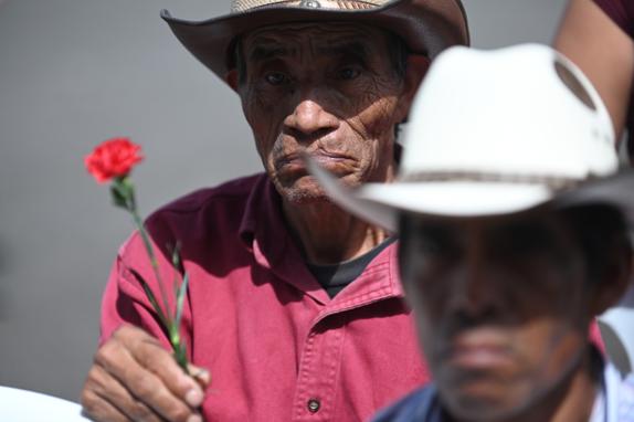 FOTOS DO DIA (Um indgena participa de uma cerimnia para comemorar o Dia Nacional das Vtimas de Desaparecimentos Forados na Praa da Constituio, na Cidade da Guatemala, em 21 de junho de 2019. Foto: Johan ORDONEZ / AFP)