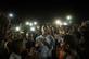 As pessoas cantam slogans quando jovem recita um poema sobre revoluo, iluminado por telefones celulares, antes do dilogo direto da oposio com pessoas em Cartum em 19 de junho de 2019. Foto: Yasuyoshi CHIBA / AFP - Foto: Yasuyoshi CHIBA / AFP