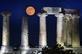 A lua cheia de junho, conhecida como Lua de Morango, se eleva acima do Templo de Apolo na antiga Corinto, em 17 de junho de 2019. Foto de Valerie Gache / AFP -  Valerie Gache / AFP