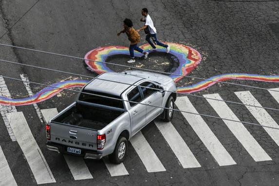 FOTOS DO DIA  (Intervenes urbanas na ponte Maurcio de Nassau, no bairro do Recife, no dia Internacional do Orgulho LGBT, nesta sexta - feira (28). Foto: Paulo Paiva / DP FOTO.)