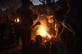 Manifestantes esto ao redor de um incndio durante uma viglia contra o resultado da votao presidencial de 21 de maio em Lilongwe em 4 de julho de 2019. - Foto: AMOS GUMULIRA / AFP - AMOS GUMULIRA / AFP