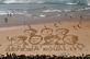 Um desenho na areia feito por Sam Dougados, do GNO One, representando lderes das sete democracias mais ricas do mundo, Gr-Bretanha, Canad, Frana, Alemanha, Itlia, Japo e Estados Unidos,  visto na praia de Biarritz, sudoeste da Frana, em 24 de agosto , 2019, s vsperas da cpula anual do G7. Foto: Thomas SAMSON / AFP. - 