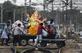 Trabalhadores transportam um dolo do hindu lorde Ganesh atravs dos trilhos da ferrovia antes do festival hindu ''Ganesh Chaturthi'', em Chennai, em 28 de agosto de 2019. Foto: Arun SANKAR / AFP. - 