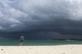 Uma mulher caminha na praia quando uma tempestade se aproxima em Nassau, Bahamas, em 12 de setembro de 2019. - A Administrao Nacional Ocenica e Atmosfrica (NOAA) relatou um distrbio climtico (95L) no sudeste e no centro das Bahamas em 12 de setembro de 2019, que est se organizando melhor e provavelmente se transformar em uma depresso tropical ou tempestade tropical at 14 de setembro. Foto: Andrew CABALLERO-REYNOLDS / AFP. - 