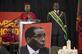 O lder do partido poltico sul-africano, o Economic Freedom Fighters (EFF), Julius Malema, gesticula em p ao lado de um modelo de cera do falecido presidente do Zimbbue Robert Mugabe em um servio memorial realizado em sua homenagem em Soweto, Joanesburgo, em 12 de setembro de 2019. Foto: GULSHAN KHAN / AFP. - 