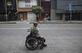 Um veterano do exrcito colombiano fala em seu telefone mvel enquanto andava em sua cadeira de rodas em Bogot em 18 de setembro de 2019. Foto: Juan BARRETO / AFP. - 