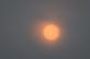 O sol  visto como neblina que cobre o horizonte de Cingapura em 18 de setembro de 2019. - A nvoa txica dos incndios florestais indonsios fechou milhares de escolas em todo o pas e na vizinha Malsia em 18 de setembro, enquanto a qualidade do ar piorou em Cingapura apenas alguns dias antes da cidade. Corrida de automveis de Frmula 1. Foto: Mladen ANTONOV / AFP. - 