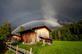 Um arco-ris duplo  visto entre pancadas de chuva atrs de um celeiro em um campo perto de Oberstdorf, sul da Alemanha. Foto: Jan Eifert / dpa / AFP) / Alemanha OUT. - 