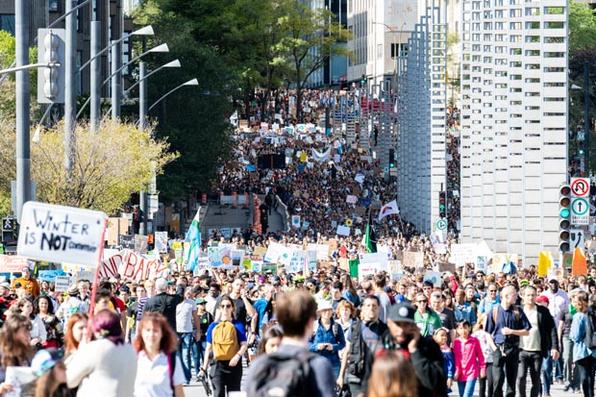 Milhares de manifestantes marcham nas ruas durante a greve climtica global em Montreal, Canad. Foto: Martin OUELLET-DIOTTE / MARTIN OUELLET-DIOTTE / AFP / AFP. - ()