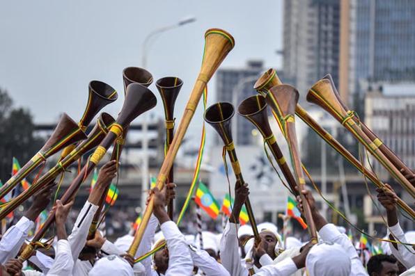 Fiis tocam instrumentos durante as celebraes de Meskel, um feriado religioso realizado pela Igreja Ortodoxa Etope em Adis Abeba, em 27 de setembro de 2019. - Meskel marca a descoberta por Santa Helena da 