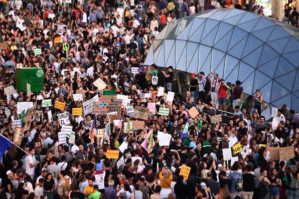 Manifestantes participam de uma greve global de ao climtica juvenil na praa Puerta del Sol, em Madri, em 27 de setembro de 2019, no final de uma semana de mudanas climticas globais. Foto: OSCAR DEL POZO / AFP. - ()