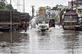 Pelo menos 100 pessoas morreram no norte da ndia nos ltimos trs dias em chuvas de mones extraordinariamente pesadas, que submergiram ruas, enfermarias e casas de hospitais, as autoridades disseram em 30 de setembro. Dezenas de barcos foram acionados em ruas cheias de gua da chuva em Patna, capital do estado oriental de Bihar, depois que chuvas torrenciais foram muito mais fortes do que o normal. Foto: Sachin KUMAR / AFP. - 