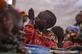 O jovem refugiado do Burundi, Kevin lambe a mo enquanto desfruta de uma refeio, nesta quinta - feira (03), no local de trnsito de Nyabitara, em Ruyigi, Burundi. - Quase 600 burundianos que fugiram da violncia poltica em seu pas de origem para a Tanznia foram repatriados no dia de hoje voluntariamente, disseram a agncia de refugiados da ONU e testemunhas. A medida ocorreu depois que o governo da Tanznia prometeu que, a partir de 1 de outubro, comearia a repatriar todos os burundianos, querendo ou no, uma postura que algumas autoridades parecem estar tentando reverter. Foto: TCHANDROU NITANGA / AFP. - 