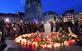 Os enlutados se renem em torno de um memorial improvisado de flores e velas, nesta quinta - feira (10), na praa do mercado em Halle e der Saale, leste da Alemanha, um dia aps o tiroteio anti-semita mortal. Foto: Hendrik Schmidt / DPA / AFP/ Alemanha OUT. - 